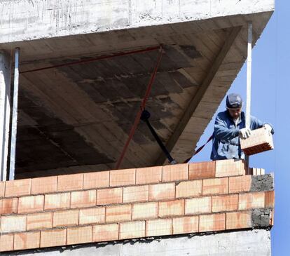 Un obrero trabaja en la construcci&oacute;n de una vivienda. 