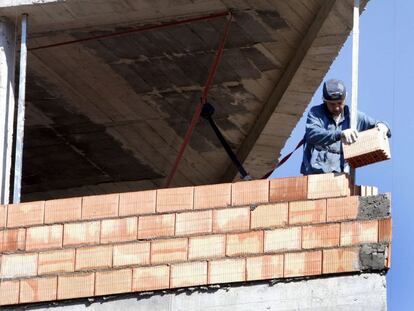 Un obrero trabaja en la construcci&oacute;n de una vivienda. 