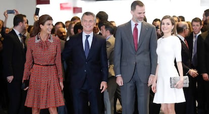 Los Reyes, acompañados por el presidente argentino, Mauricio Macri, y su esposa, Juliana Awada, durante la inauguración de la ARCO en 2017.