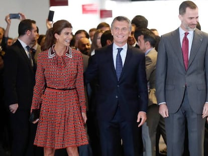 Los Reyes, acompañados por el presidente argentino, Mauricio Macri, y su esposa, Juliana Awada, durante la inauguración de la ARCO en 2017.