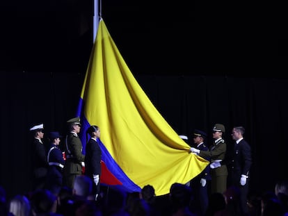 La bandera de Colombia es izada durante la clausura de la última edición de los Juegos Panamericanos, en Santiago (Chile), el 5 de noviembre de 2023.