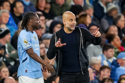 Pep Guardiola da instrucciones a Doku durante el partido ante el Villa, este martes en Mánchester.