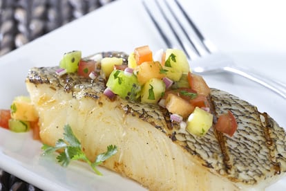 La OMS recomienda el consumo de tres o cuatro raciones de pescado a la semana. Gracias a esta actividad, se puede preparar cualquier día una lubina como la de la imagen.