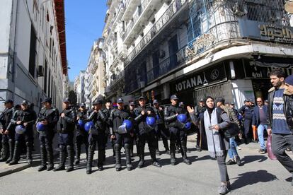 Despliegue policial en Argelia, este lunes.