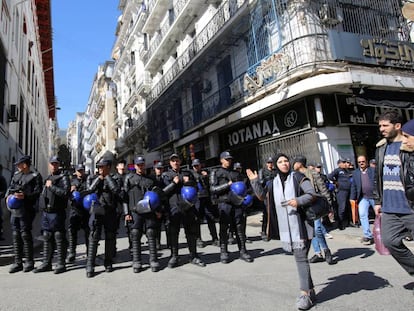 Despliegue policial en Argelia, este lunes.