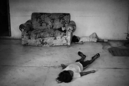 Em 2006, a fotógrafa viajou à fronteira entre México com Guatemala para retratar aos migrantes ao longo de sua viagem rumo ao norte. "Estas crianças estavam descansando em um albergue para migrantes de Arriaga (Chiapas) à espera de que chegasse 'A Besta', o trem que lhes levaria a EUA". No centro também tinham crianças que perdiam seus pais no meio do caminho. "Eram como pequenos fantasmas", lembra a fotógrafa.