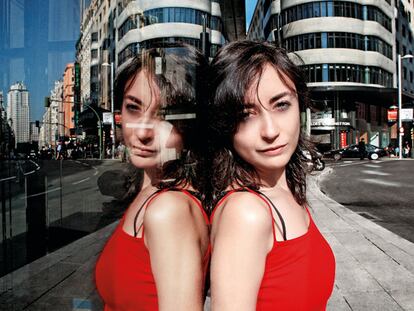 Elvira Navarro en la Gran Vía.