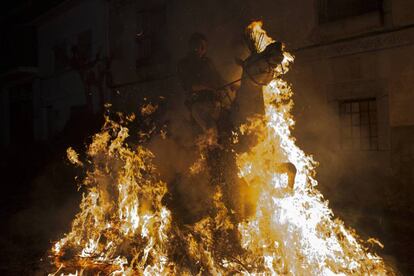 Las Luminarias es una festividad religiosa que celebra el día de San Antonio de Abad, patrón de los animales, que consiste en hacer pasar a caballos, burros y mulos a través de grandes hogueras y caminar sobre brasas candentes