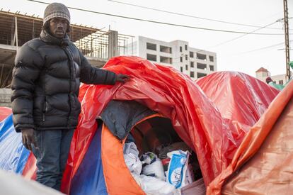 Ali Yahia, de 26 años y originario de la región de Darfur, Sudán, enseña la improvisada despensa que los manifestantes utilizaban para almacenar provisiones obtenidas de la caridad jordana.