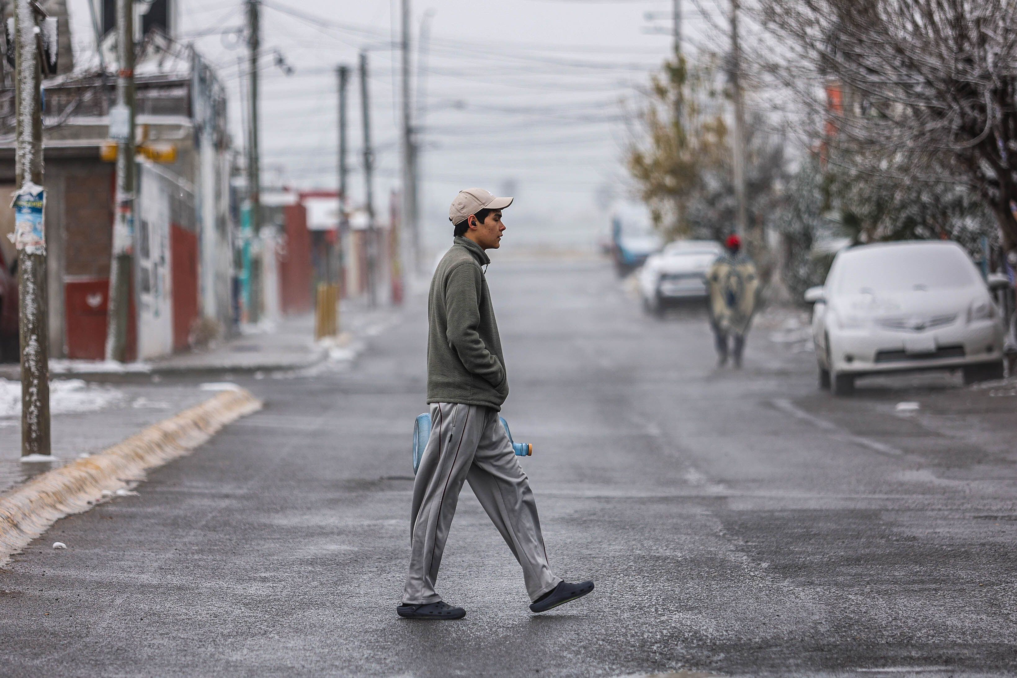 Una masa de aire ártica combinada con una vaguada polar provoca frío, lluvias y oleaje en diversas regiones de México