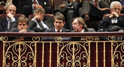 El Juli, Manzanares, Curro V&aacute;zquez y, detr&aacute;s, el empresario taurino Simon Casas, ayer en el Congreso. 