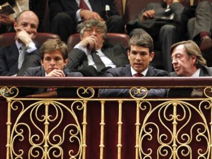 El Juli, Manzanares, Curro Vázquez y, detrás, el empresario taurino Simon Casas, ayer en el Congreso.