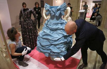 El vestido de Balenciaga, expuesto en la exposición "Frivolité" del Museo San Telmo en San Sebastián.