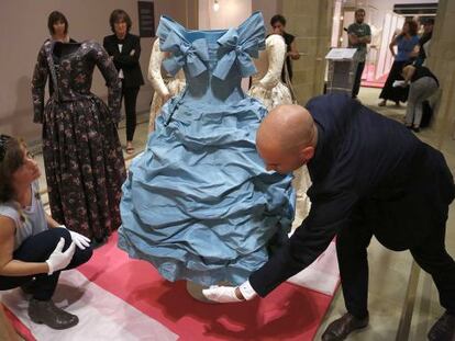 El vestido de Balenciaga, expuesto en la exposición "Frivolité" del Museo San Telmo en San Sebastián.