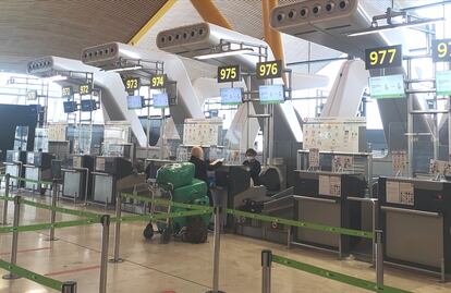 La turista venezolana Ana Montes facturando sus maletas este viernes para regresar en un vuelo a Caracas tras casi ocho meses varada en España.