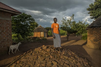 El adobe es una de las técnicas de construcción más antiguas del mundo. La mayoría de viviendas en Adjumani están hechas con ladrillos de barro y paja que se dejan secar al sol en pequeños montículos donde se colocan apilados. En la foto, Harriet posa encima de uno de ellos.