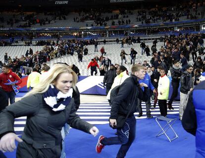 Los espectadores bajan de las gradas en el Estadio de Francia.