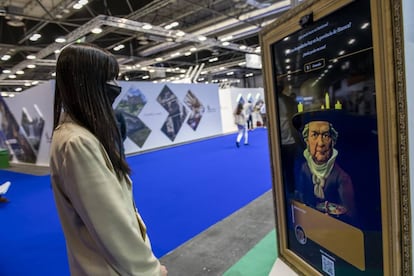 Asistente inteligente personalizado como el pintor Francisco de Goya en el estand de Aragón durante la celebración de Fitur 2021.