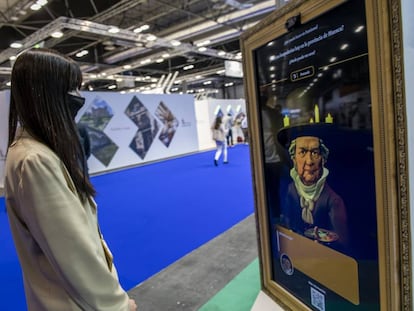 Asistente inteligente personalizado como el pintor Francisco de Goya en el estand de Aragón durante la celebración de Fitur 2021.