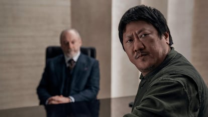 Liam Cunningham y Benedict Wong, en 'El problema de los tres cuerpos'.