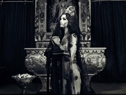 Paz Vega, en la ermita de Gerena (Sevilla), imagen del calendario Lambertz.