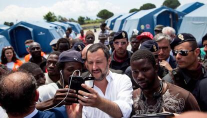 Matteo Salvini visita un campamento de inmigrantes en Reggio Calabria, la semana pasada