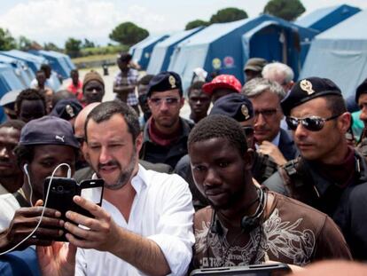 Matteo Salvini visita un campamento de inmigrantes en Reggio Calabria, la semana pasada