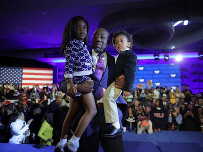 El demócrata Warnock abraza a sus hijos, tras vencer en las elecciones en Georgia, el martes en Atlanta.
