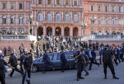 El coche fúnebre que lleva el ataúd de Diego Armando Maradona pasa frente al palacio presidencial de la Casa Rosada, en Buenos Aires.