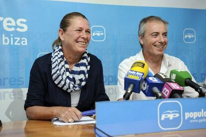 Virginia Mar&iacute; (izquierda), nueva alcaldesa de Ibiza, junto al Presidente del PP ibicenco, Vicent Serra. 
 