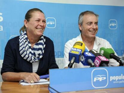 Virginia Marí (izquierda), nueva alcaldesa de Ibiza, junto al Presidente del PP ibicenco, Vicent Serra.