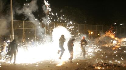 Guerra de carretillas en Elche, en la celebración de la Nit d l'Alba.