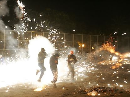 Guerra de carretillas en Elche, en la celebración de la Nit d l'Alba.