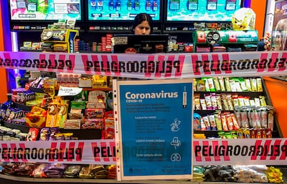 Una vendedora del metro de Buenos Aires se protege tras una barrera por el coronavirus