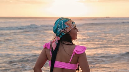 Una opción perfecta para proteger la cabeza de los rayos del sol con estilo, ya sea en la playa o en la piscina. GETTY IMAGES.