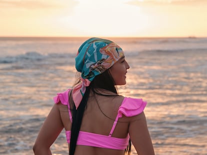 Una opción perfecta para proteger la cabeza de los rayos del sol con estilo, ya sea en la playa o en la piscina. GETTY IMAGES.