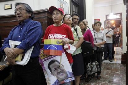 En Perú, los seguidores de Hugo Chávez hacen cola para firmar en el libro de condolencias que se ha abierto en la embajada de Venezuela en Lima.