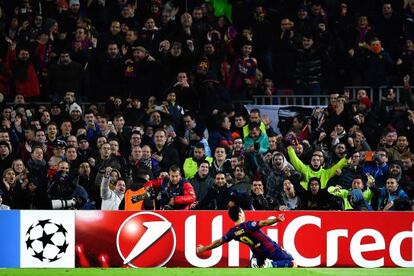 El público celebra el gol de Suárez.