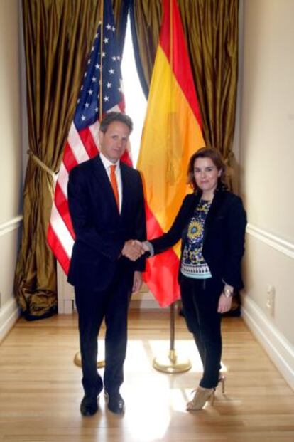 US Treasury Secretary Geithner greets Sáenz de Santamaría.