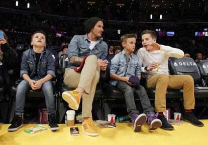 Beckham asiste a un partido de la NBA de los Lakers con sus hijos Cruz (izq.), Romeo y Brooklyn.