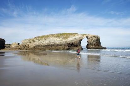 Uno de los arcos de piedra de la playa de las Catedrales, en la costa lucense.