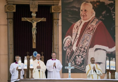 &quot;La paz no se puede comprar. No se vende. Es un don que hemos de buscar con paciencia y construir artesanalmente mediante peque&ntilde;os y grandes gestos en nuestra vida cotidiana&quot; ha manifestado el papa Francisco durante al misa multitudinaria que ha celebrado en el estadio nacional de Amm&aacute;n, en Jordania, en la primera escala de su viaje por Tierra Santa. 