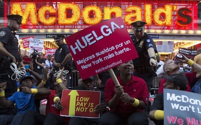 Una empleada protesta en Nueva York por los bajos salarios