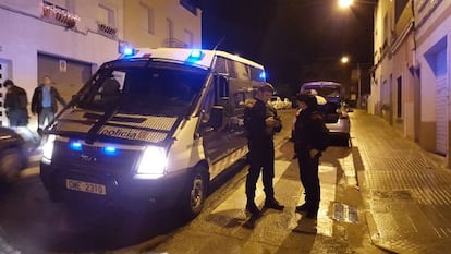 Los mossos en la calle donde se produjo el crimen.