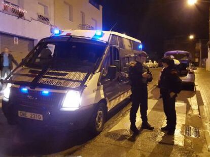 Los mossos en la calle donde se produjo el crimen.