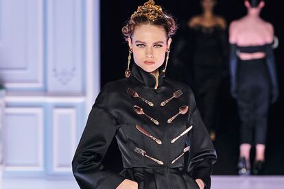 Uno de los surrealistas y juguetones 'looks' del desfile de Moschino de otoño-invierno 2022-2023.