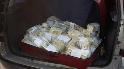 Una valija cargada de dólares en el auto de José López.