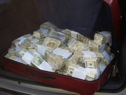 Una valija cargada de dólares en el auto de José López.