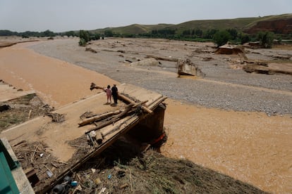 Puente destruido en la localidad zaragozana de Azuara tras las intensas lluvias caídas, este sábado.