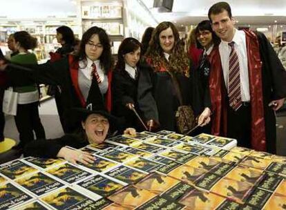 Jóvenes seguidores de Harry Potter, con ejemplares en catalán y castellano en una librería de Barcelona.